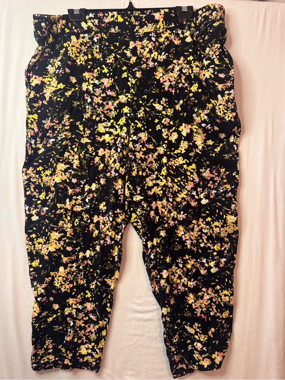 Jessica Simpson Black Floral Cropped Pants - Yellow & Pink Print